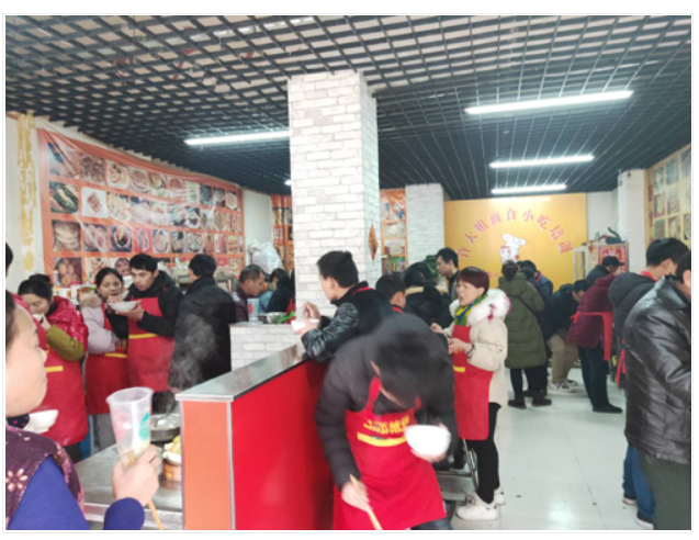 学员品尝自己小吃手艺口味